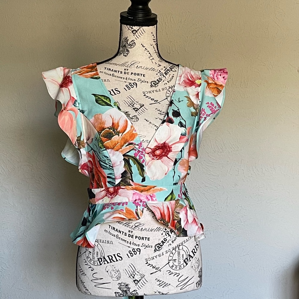 Sexy cropped top with beautiful bright flower!